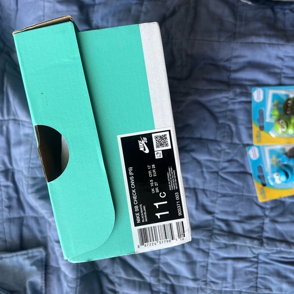 Nike sb skater shoes for kids size 11C. Retails $50 brand new never worn. - Picture 2 of 5